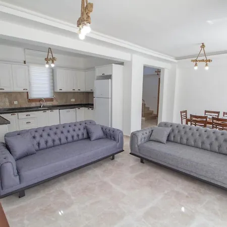 Mina Villa, Oezel Havuzlu, Vila
