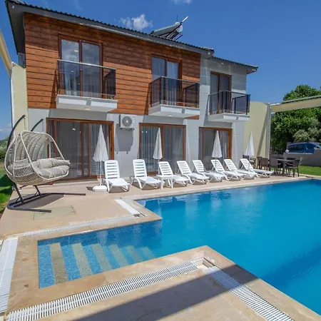 Mina Villa, Oezel Havuzlu,