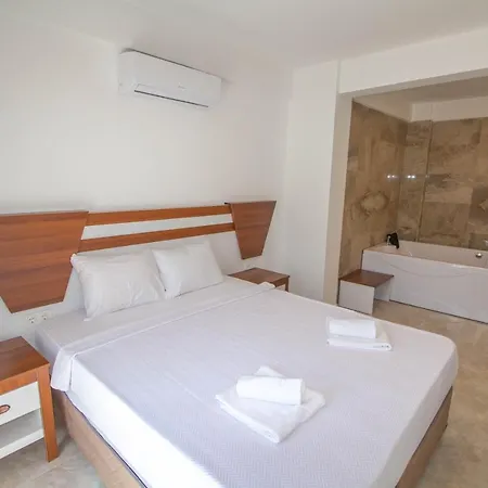 Mina Villa, Oezel Havuzlu, * Φετιγιέ