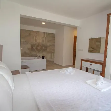 Mina Villa, Oezel Havuzlu, * Φετιγιέ