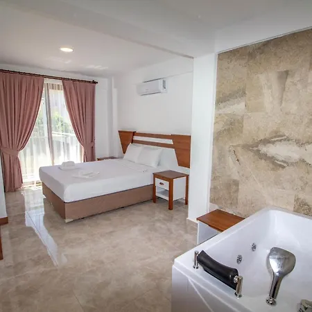 Mina Villa, Oezel Havuzlu, Βίλα Φετιγιέ