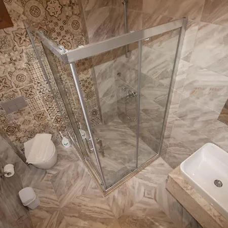 Mina Villa, Oezel Havuzlu,